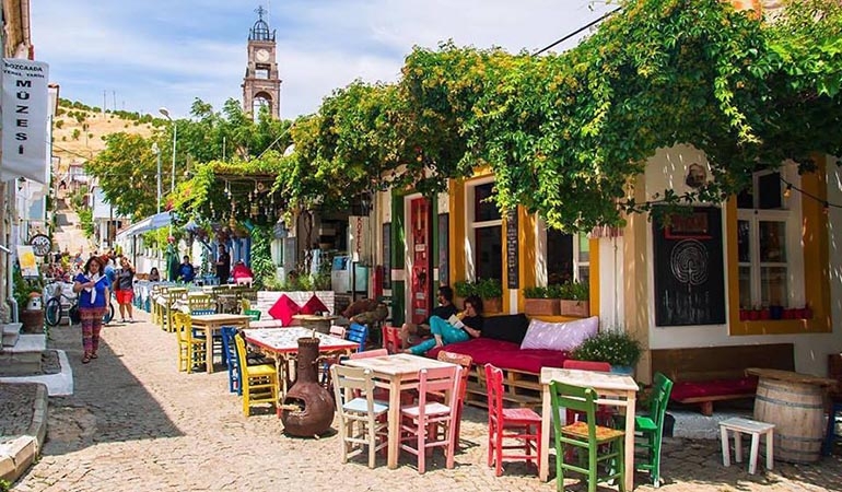 Adaʹda turizmcilerin yüzü gülüyor