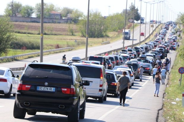 Akın akın dönüyorlar! Kuyruk 6 kilometreye ulaştı