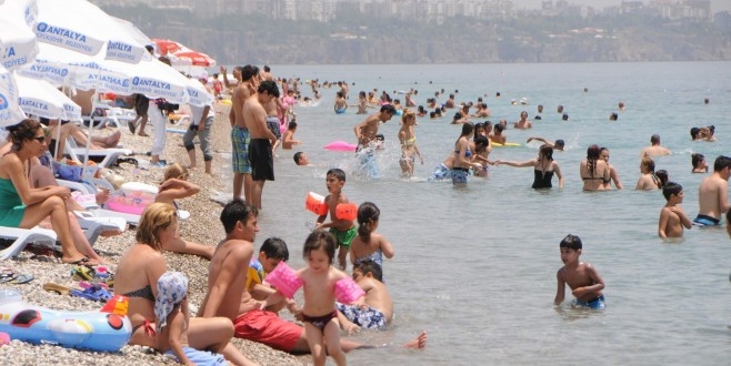 Akşam meydanları gündüz sahilleri doluyor