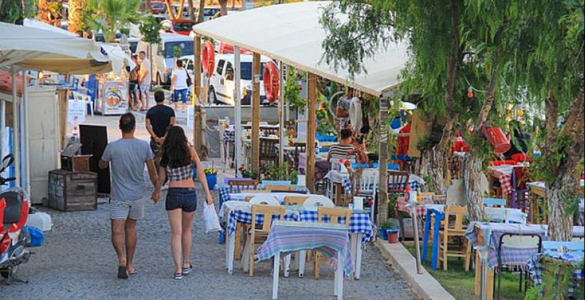 Alaçatı'da turistler kenti terk ediyor