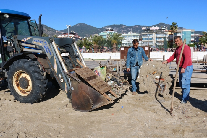 ALTİD Alanyaʹda sahilleri temizliyor