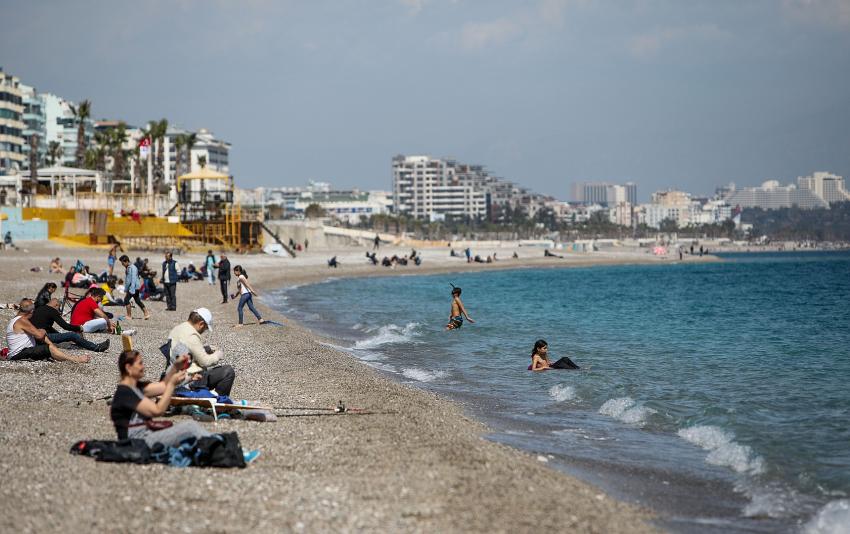 Antalya 'Evde Kal'madı! Sahile akın ettiler