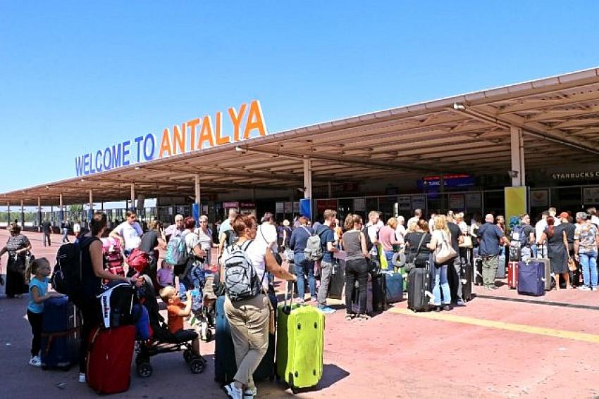 Antalya Havalimanı'nda Thomas Cook kuyruğu!