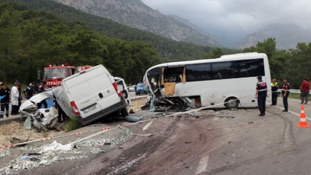 Antalyaʹda otel servisi kaza yaptı! Ölü ve çok sayıda yaralı var