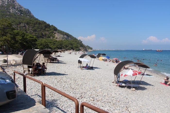 Antalyaʹda plaja yaya olarak giren çifte otopark fişi!