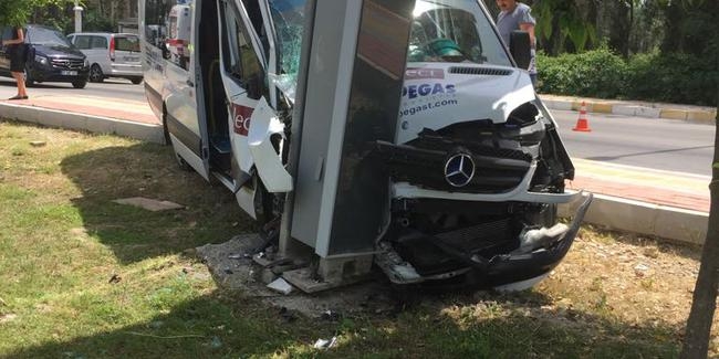Antalyaʹda rus turistleri taşıyan minibüs kaza yaptı