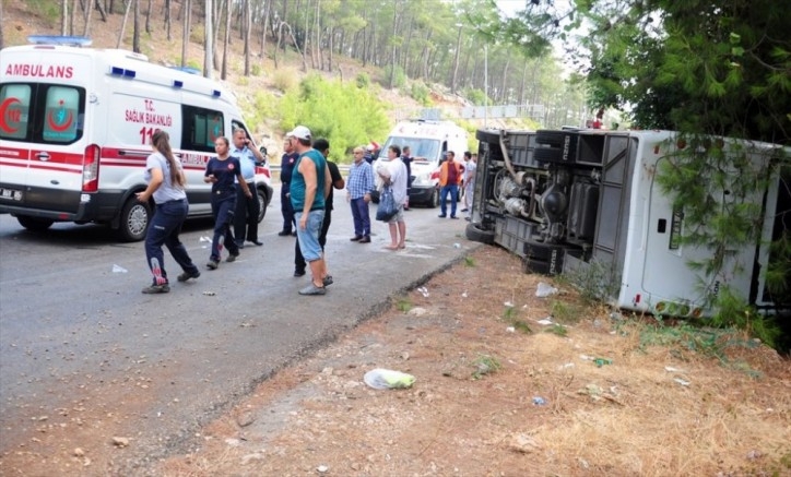 Antalyaʹda turistleri taşıyan otobüs devrildi