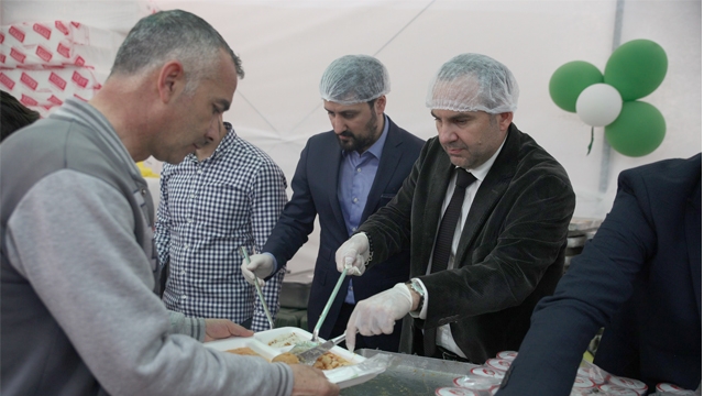 ATİD üyeleri iftar çadırında yemek dağıttı