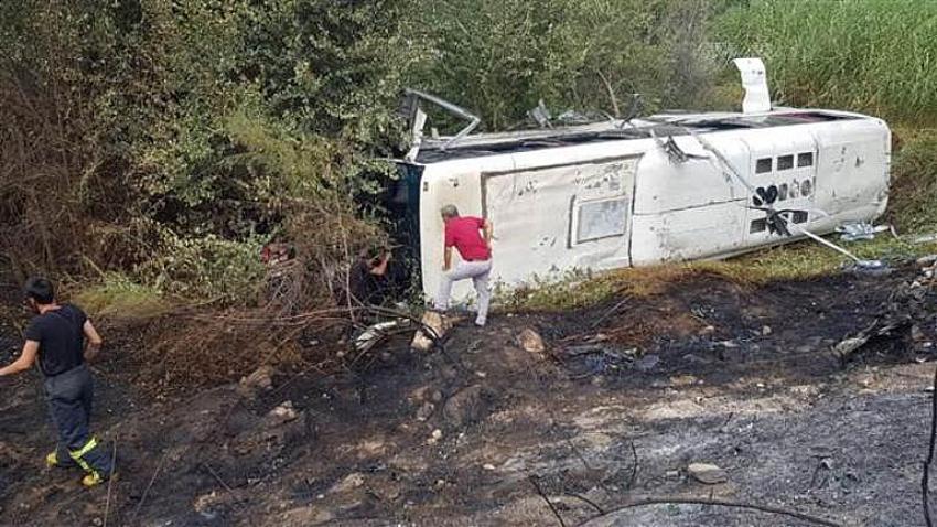 Servis otobüsü tarlaya uçtuktan sonra alev aldı! 20'si ağır 47 yaralı