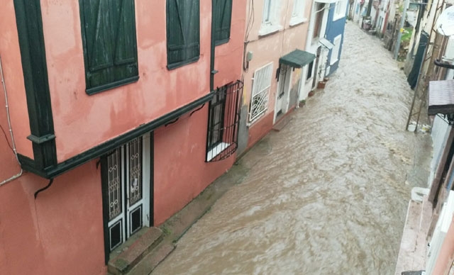 Ayvalık felaketi yaşıyor! Sokaklar dereye döndü