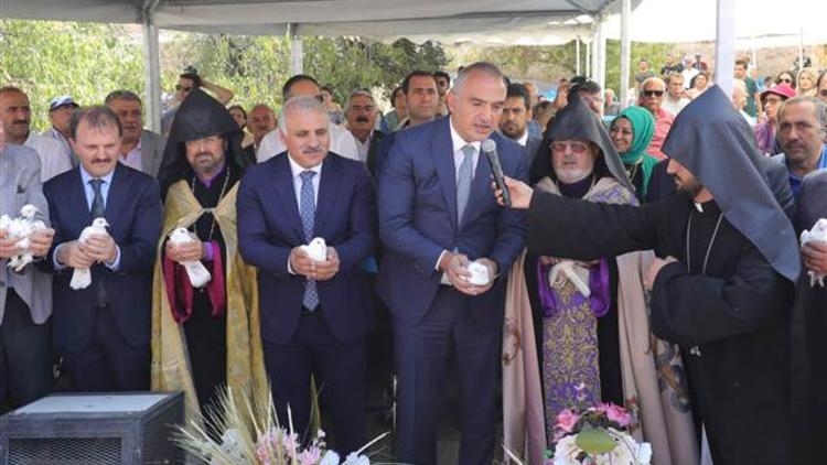 Bakan Ersoyʹdan Akdamar Adasıʹnda düzenlenen ayinden önemli mesajlar