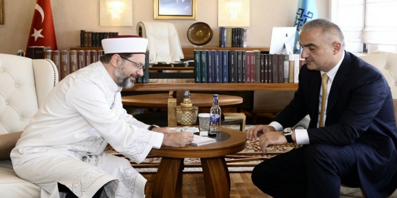 Bakan Ersoyʹdan Türkiye Diyanet Vakfıʹna kurban bağışı