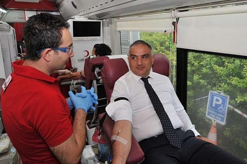 Bakan Ersoy'dan kan bağışı