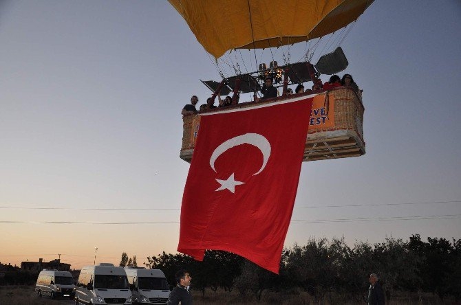 Balonlar darbe girişimine tepki için havalandı