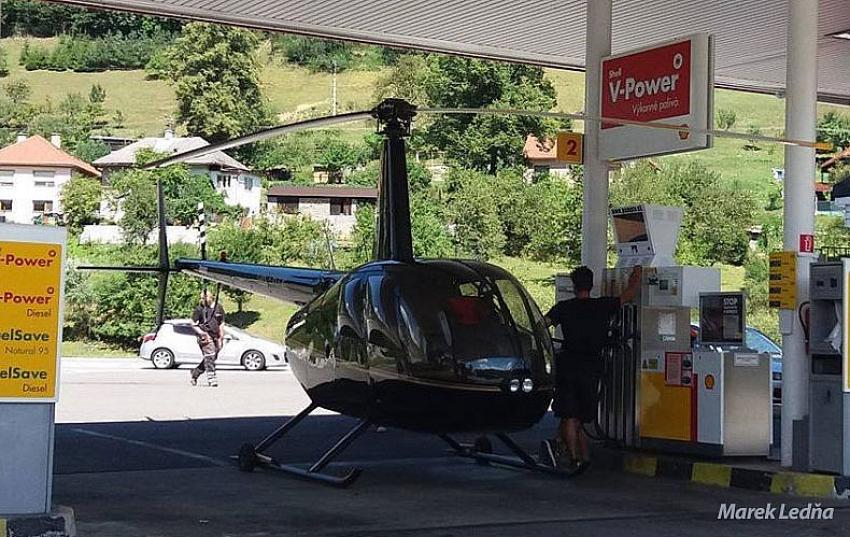 Akıl almaz olay! Helikopter yakıt almak için benzin istasyonuna indi