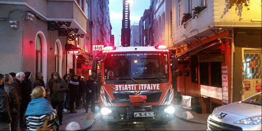 Beyoğlu'nda 4 katlı otelde yangın!