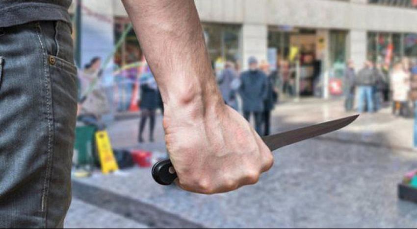 Kendisini otelin elemanı olarak tanıttı, Rus turistin boğazına bıçak dayadı!