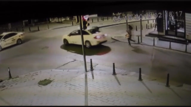 Bir taksici terörü daha! Brezilyalı turistleri gasp etti, taksiden attı