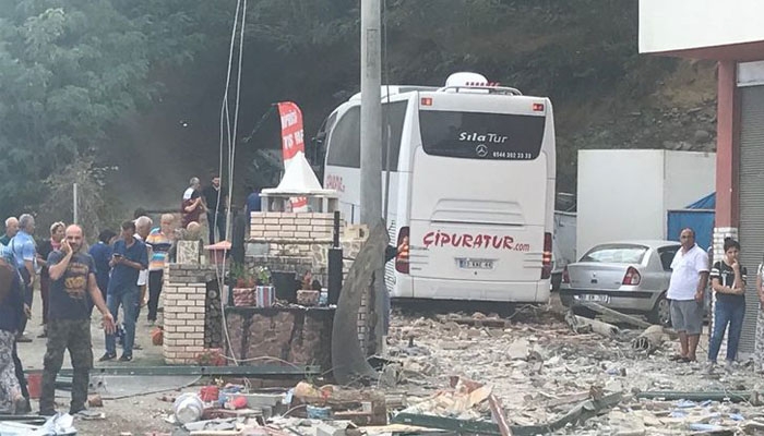 Bir tur otobüsü kazası daha!