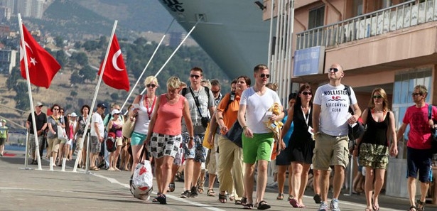 Bodrum sokakları canlandı, esnafın yüzü güldü