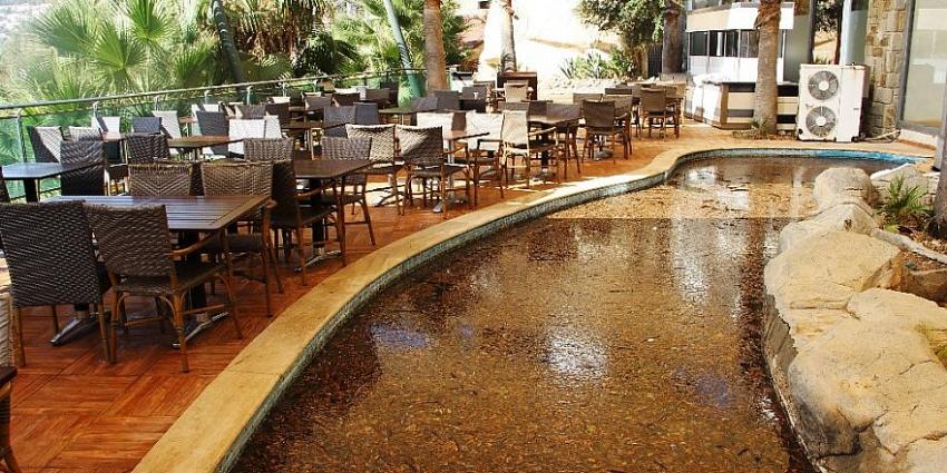 Bodrum'da su borusu patladı! Oteli su bastı