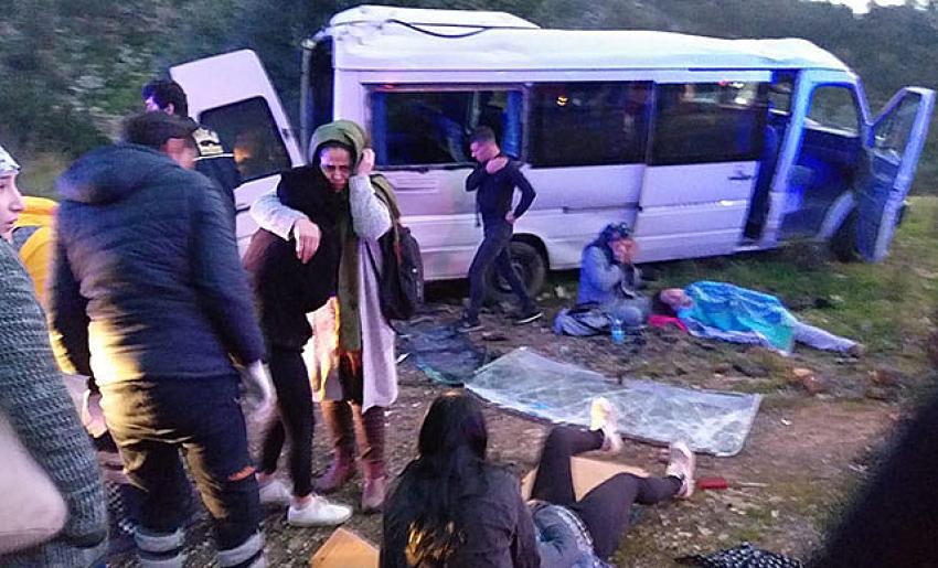 Bodrum'da otel personelini taşıyan servis takla attı!