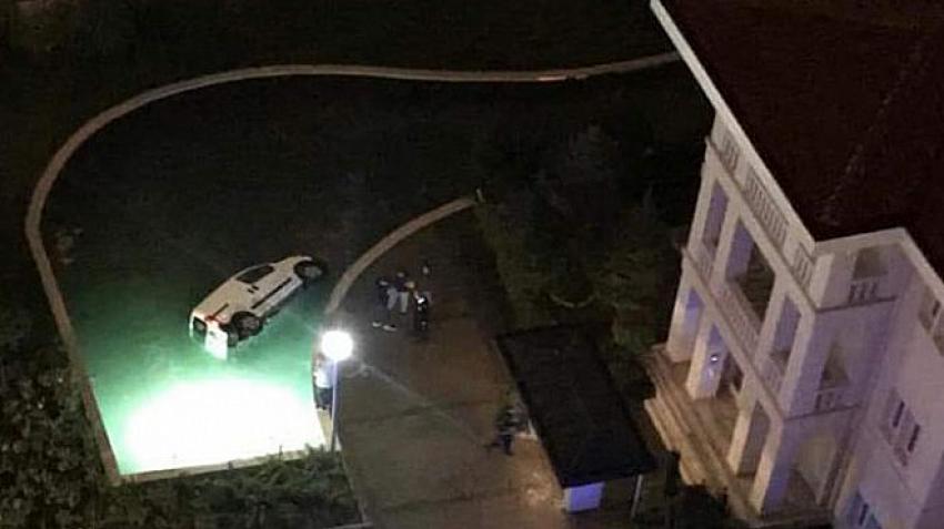 Park etmeye çalıştığı aracıyla havuza düştü!