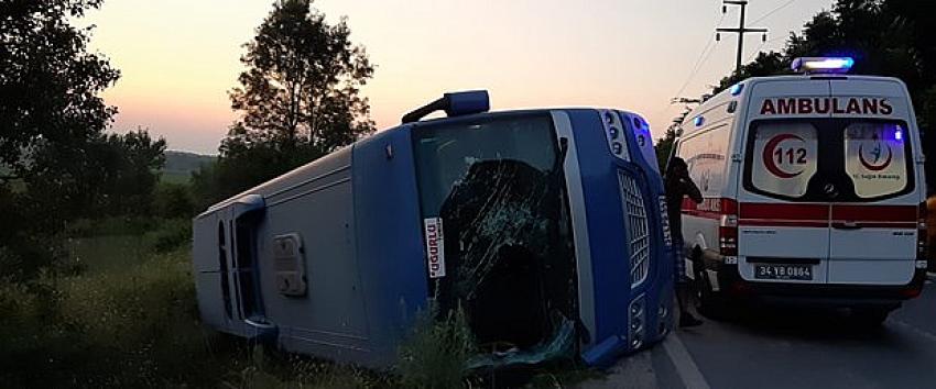 Piknikten dönenleri taşıyan tur midibüsü devrildi!