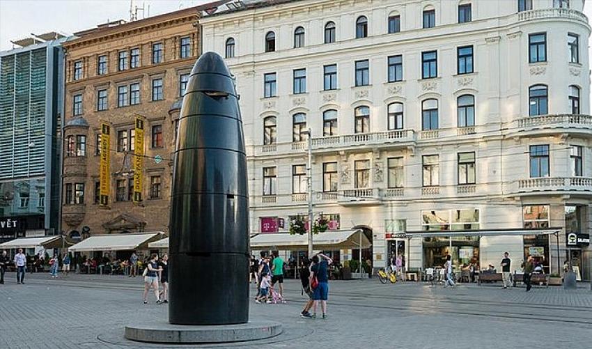 Turizmi canlandırması için dikildi! Görüntüsüyle alay konusu oldu