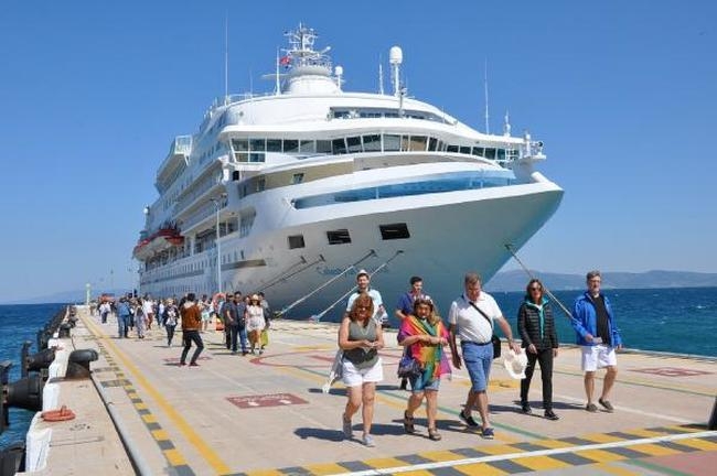 Celestyal Crystal 620 yolcusuyla Kuşadasıʹna ilk seferini gerçekleştirdi