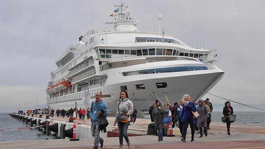 Kuşadası sezonun ilk kruvaziyer gemisini ağırladı