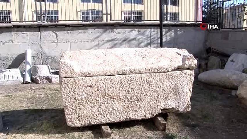 Tam 2 bin yıllık! Yol çalışmasında bulundu, içinden çıkanlar şaşkınlık yarattı