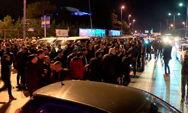 Darp edilen Uber sürücüsüne Atatürk Havalimanıʹnda destek eylemi