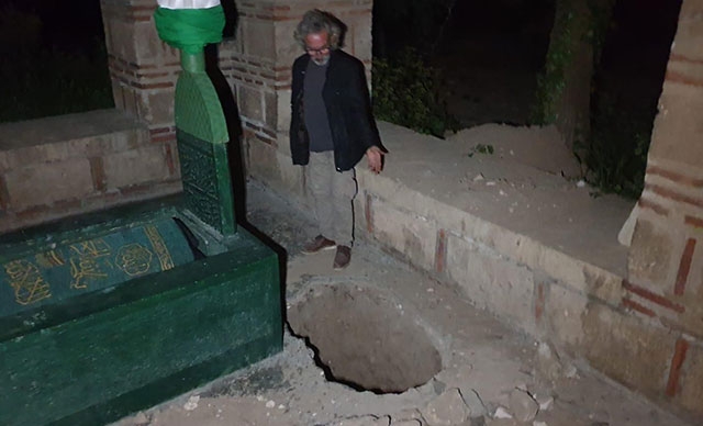 Defineciler 600 yıllık türbeyi talan etti!