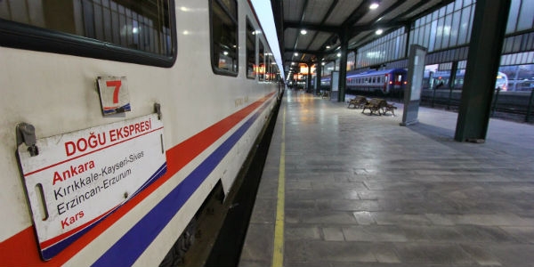 Doğu Ekspresi yolcuları Karsʹta karanfillerle karşılandı