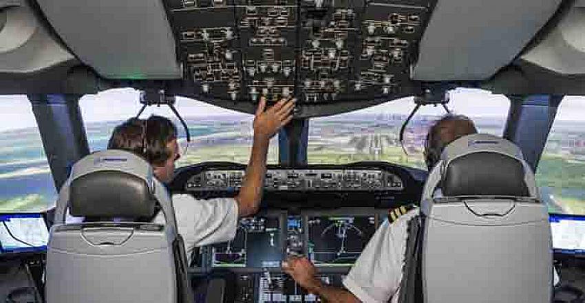 Pilot sefere geç kaldı, uçağı yolcu uçurdu!