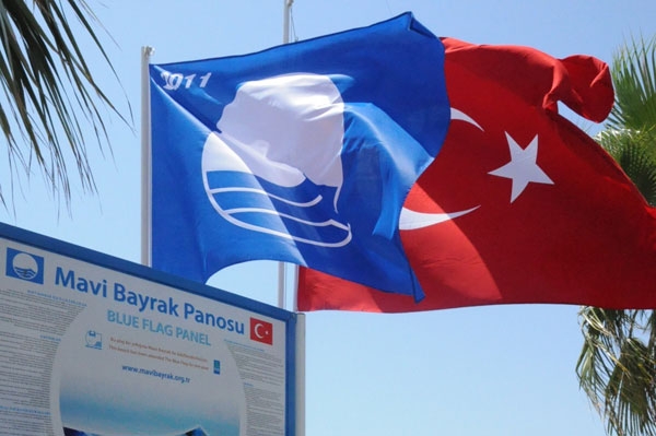 Ege kıyılarında 19 mavi bayrak iptal edildi