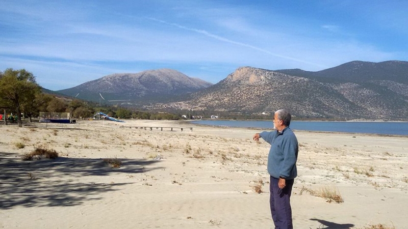 Eğirdir Gölüʹnde korkutan görüntü! İskele ortada kalakaldı
