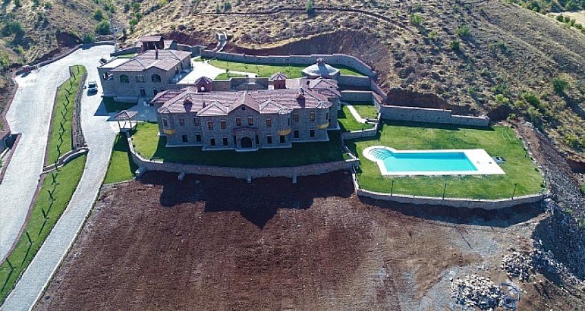 Elazığ'da üzüm bağlarının arasına saray gibi otel