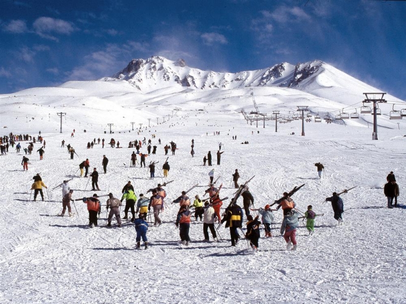Erciyes Kayak Merkeziʹndeki kar yağışı yüzleri güldürdü