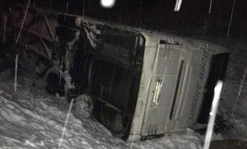 Erzincan'da feci kaza! Yolcu otobüsü şarampole devrildi