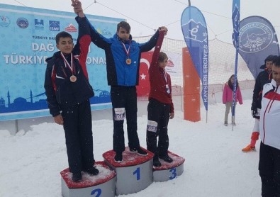 ETUDOSD sporcusu Türkiye Dağ Kayağı Yarışması birincisi oldu