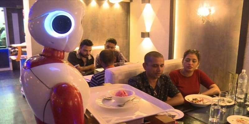Garsonların yerini robotlar alıyor