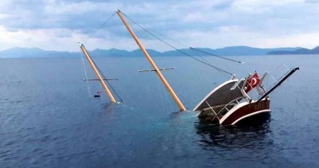Gezi amaçlı kullanılan tekne sulara gömüldü