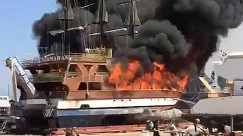 Antalya'da 200 kişilik gezi teknesi alev alev yandı!
