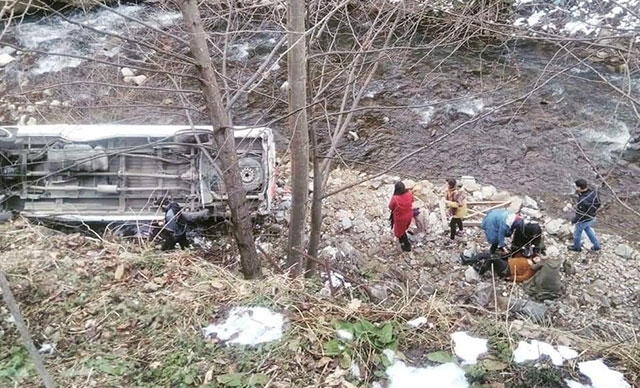 Giresunʹda Facia! Üniversitelileri taşıyan tur minibüsü uçuruma yuvarlandı