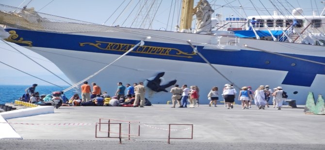 Göçmenler yakalandı, turistler limanda öz çekim yaptı