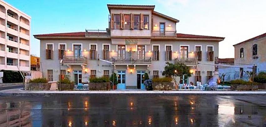Bir sanatçı daha turizme soyundu! Çeşme'de koy ve otel aldı