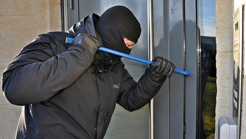 Koronavirüs fırsatçıları! Kamyonetle gelip oteli soydular