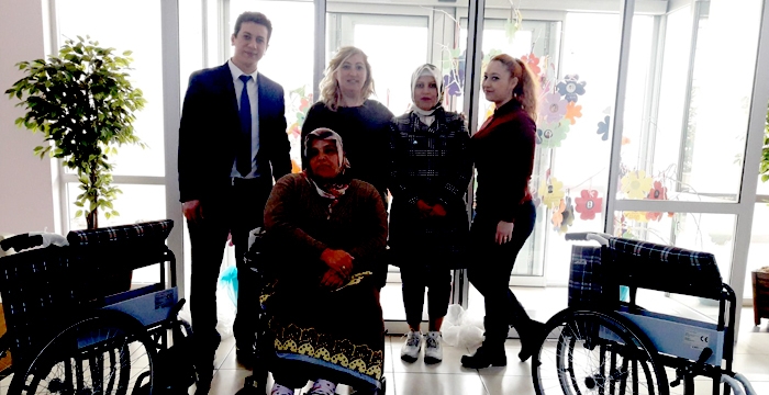 HM Commerce Hotel engellilerin yanında